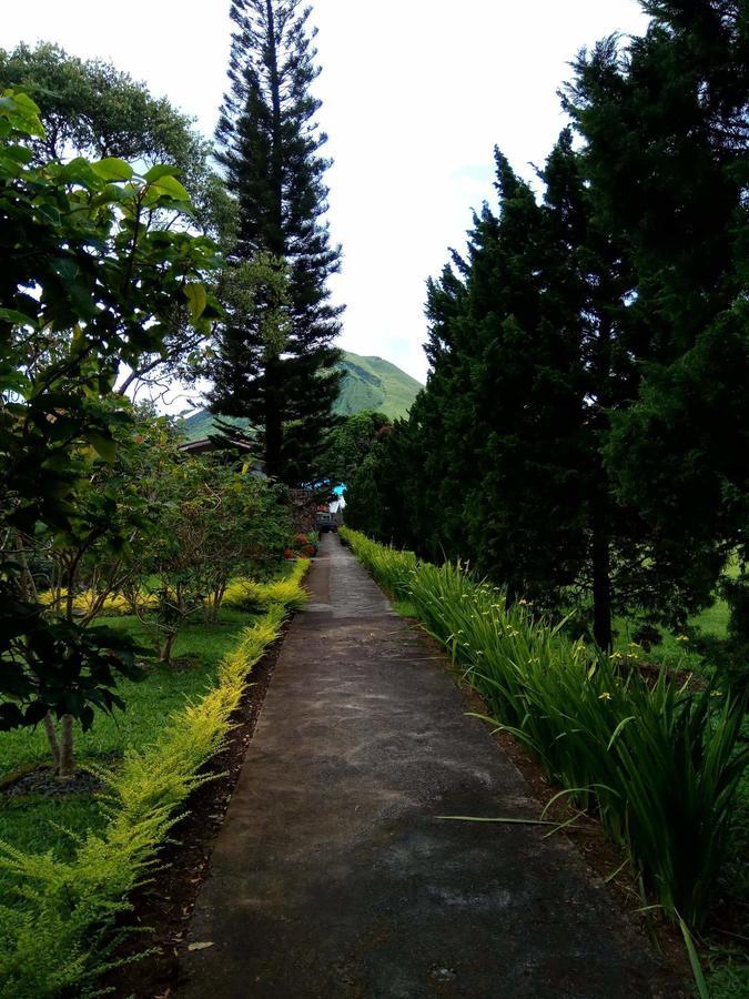 Alamanda Lokon Resort Tomohon エクステリア 写真