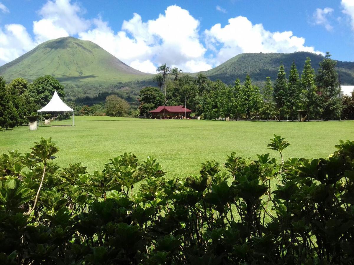 Alamanda Lokon Resort Tomohon エクステリア 写真