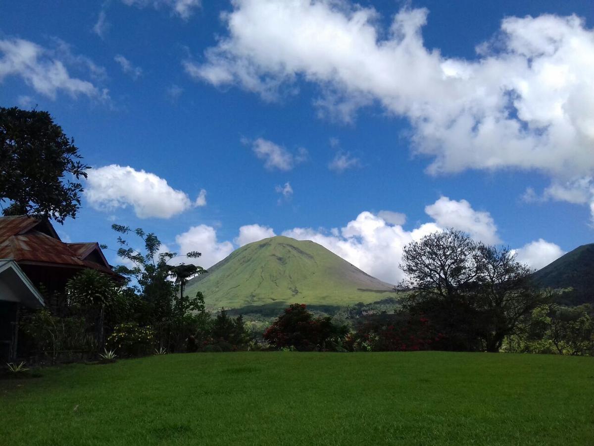 Alamanda Lokon Resort Tomohon エクステリア 写真